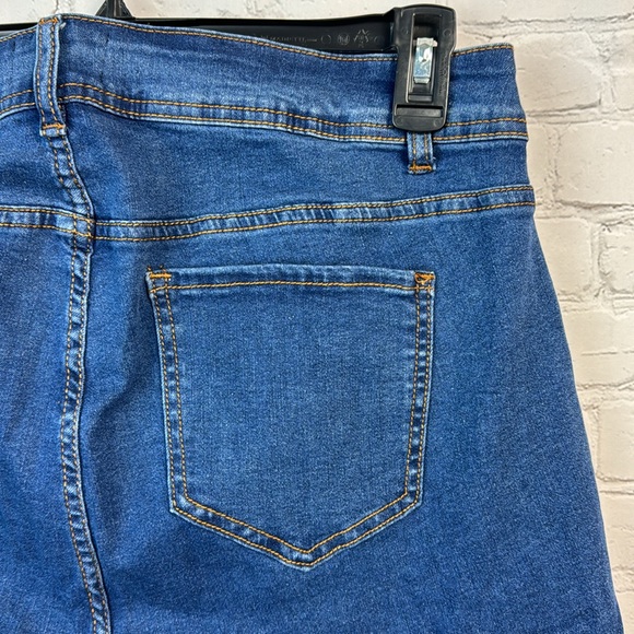 BloomChic Stretchy High Rise Medium Wash Lace Trim Denim Capris Plus Size 16 - Picture 6 of 6